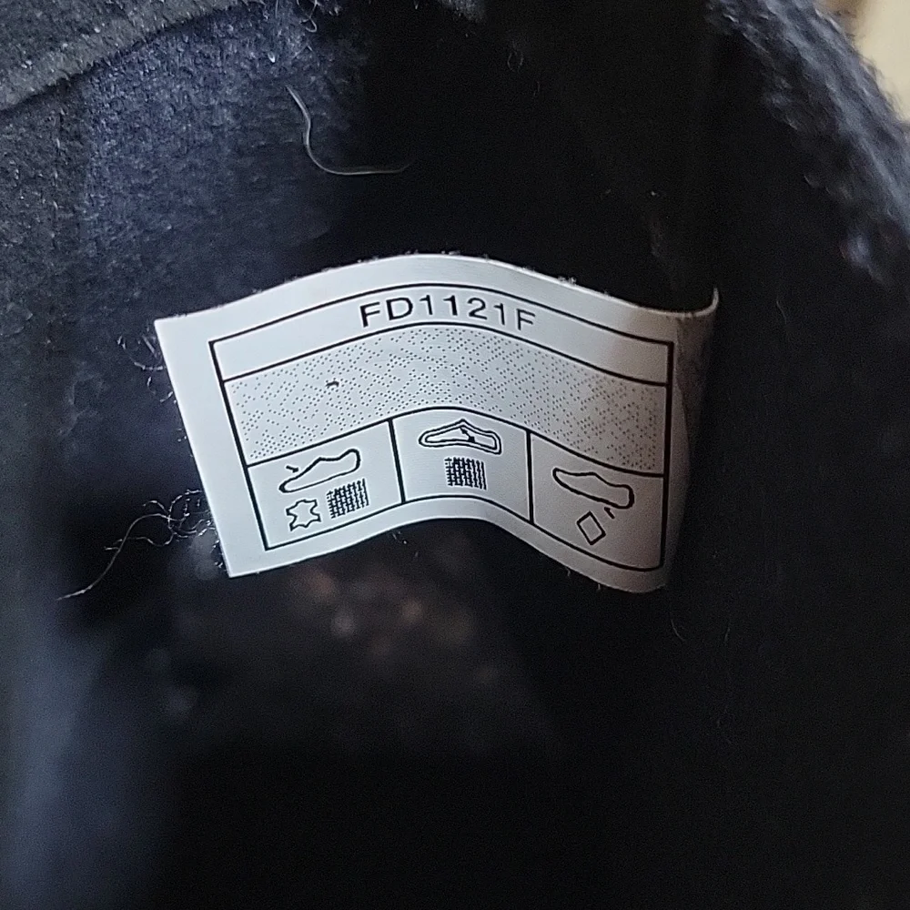 VGUC- UGG Leather Lug Sole Chelsea Boot